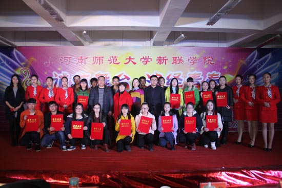 选手与评委老师合影.jpg
