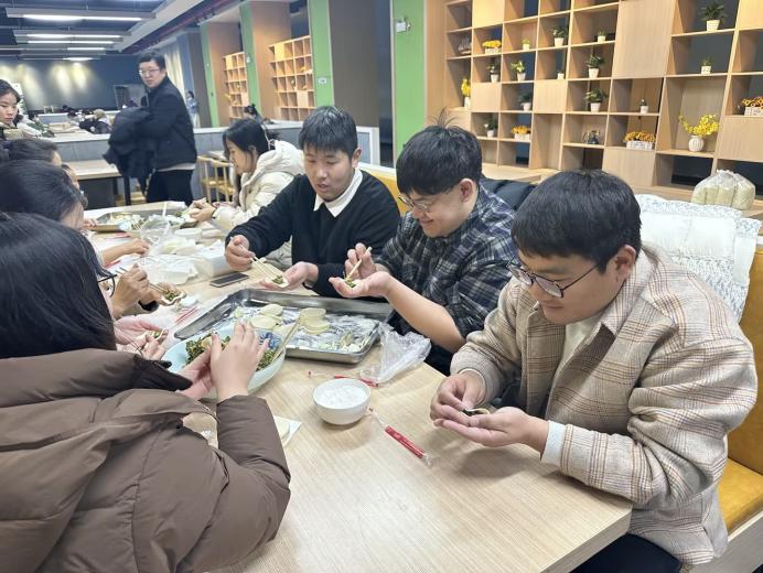 寒冬暖意浓——中原科技学院举办教职工“迎冬至，包饺子”活动