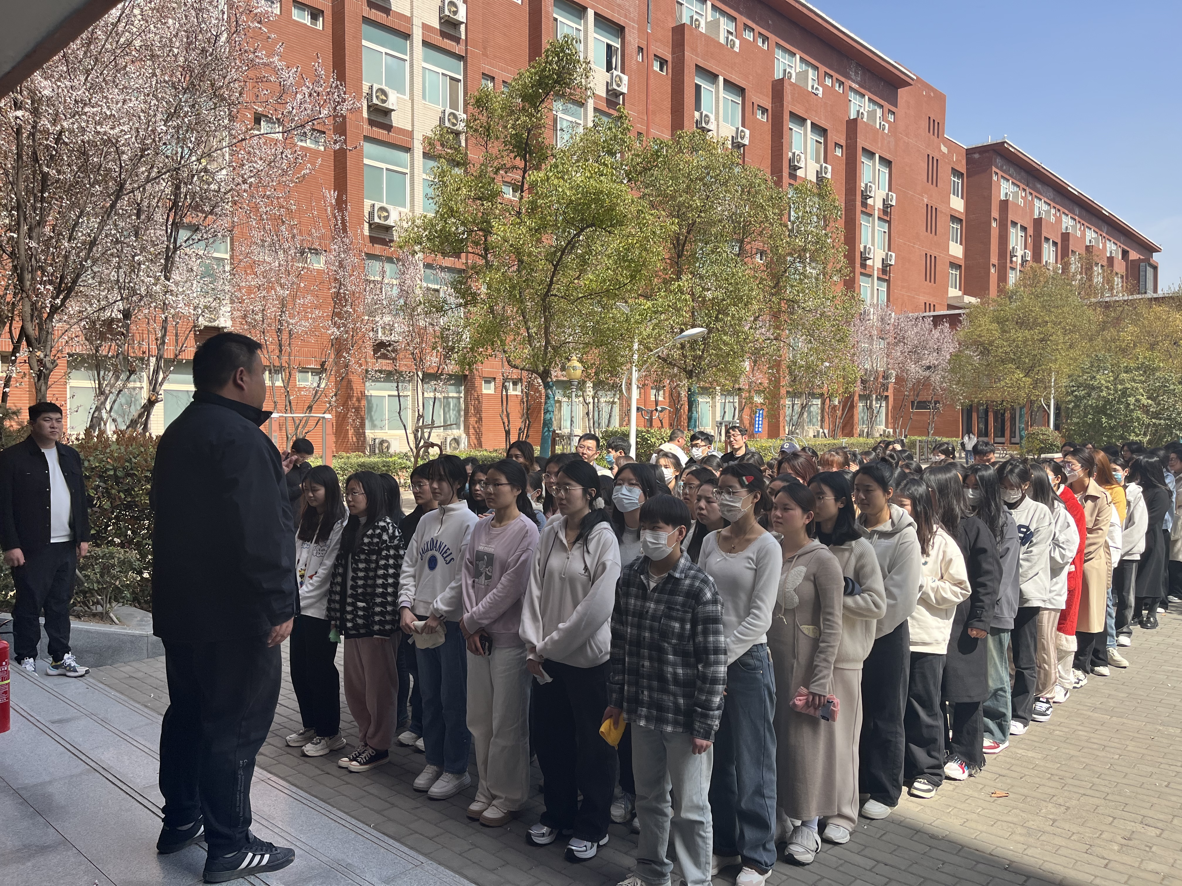 中原科技学院郑州校区开展系列消防应急疏散演练