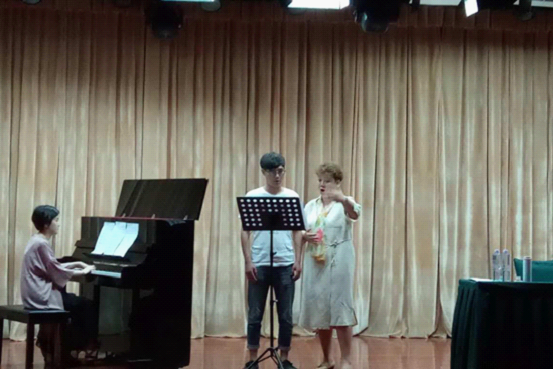 旅意女中音歌唱家张荣英来我校讲学