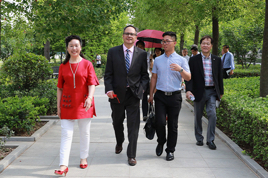 加拿大多伦多市副市长黄旻南一行考察新联学院