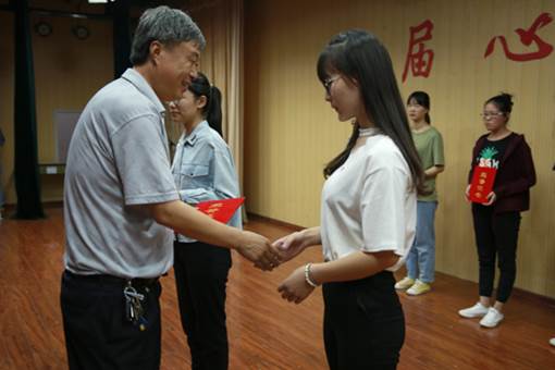 段其旺为选手颁奖