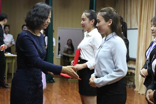 嘉宾为获奖选手颁奖