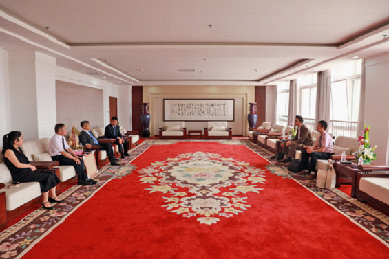 美国驻武汉总领事馆领事龙智明一行访问新联学院