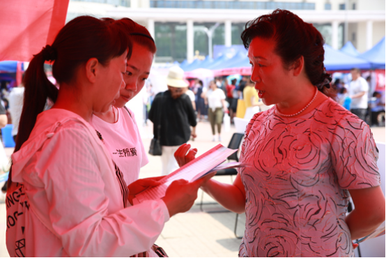 河南省2017年普通高招咨询大会 新联学院咨询点受热捧