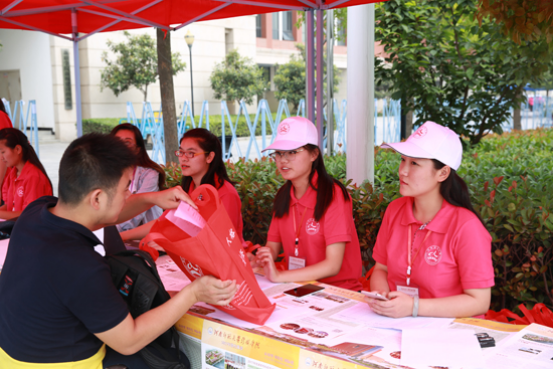 高招咨询会参会高校点赞新联学院：环境优美 组织有序 服务热情