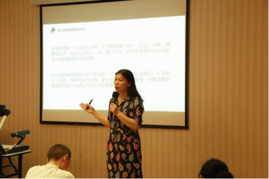 全国优秀教师郑凤军与我校教师探讨幼儿园班级管理