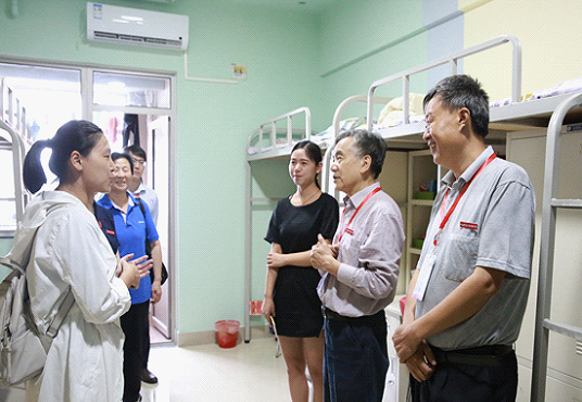 我校领导班子走访新生宿舍 现场解决新生困难