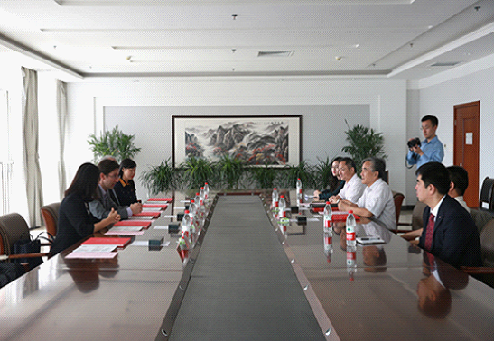 美国驻武汉总领事馆总领事Jamie Fouss一行访问新联学院