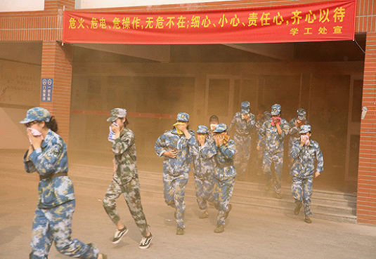 消防知识进军训：我校开展2017级新生消防知识培训和应急演练