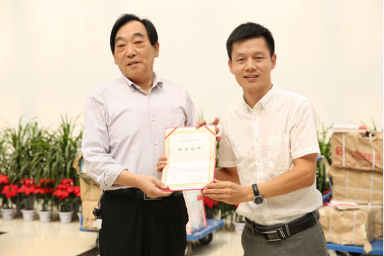 新联学院图书馆举行“情系教育·捐书兴教”活动