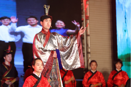 【十九大专题报道】新联学院举办“不忘初心跟党走·同心共筑新联梦”2017年迎新文艺晚会