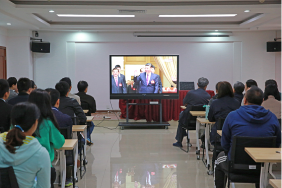 【十九大专题报道】我校组织师生收看十九大会议盛况