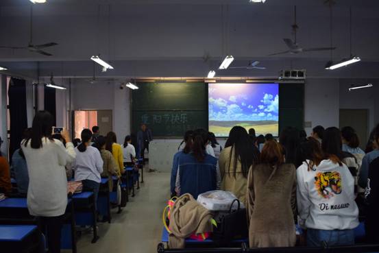 同学们集体起立祝吴海峰老师重阳节快乐