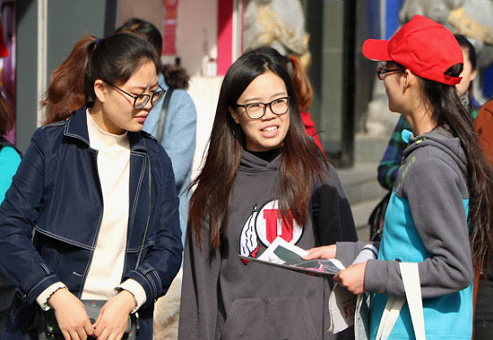 我校开展义卖大河报志愿服务活动