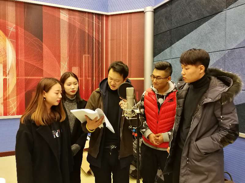 文学与传媒学院学生参与广播剧《第四十圈》录制工作