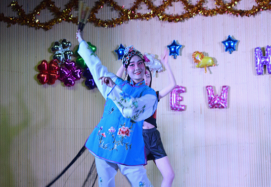 文学与传媒学院举办“璀璨文传梦，扬帆再起航”主题元旦晚会