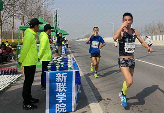 河南师范大学新联学院志愿者助力郑开国际马拉松