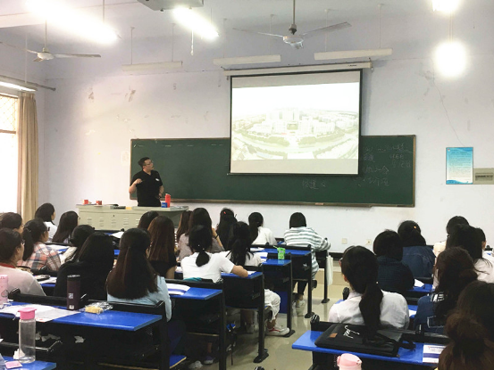 我校外国语学院举办“互联网时代的日语就业形势”专题报告