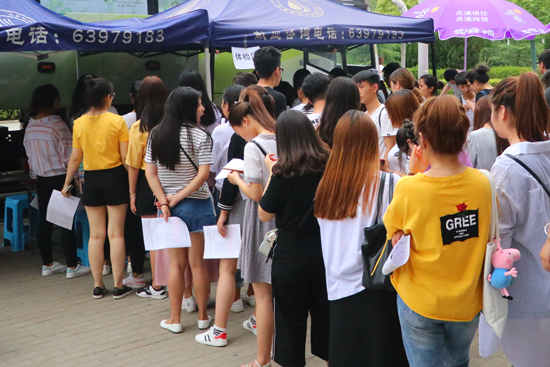 我校开展无偿献血志愿活动