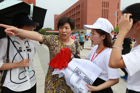 2018高招咨询大会现场直击：新联学院志愿者获得高校及学生家长点赞！