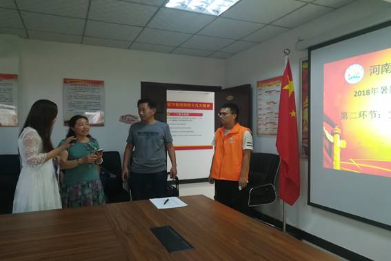 李小玲老师同街道办领导在交谈