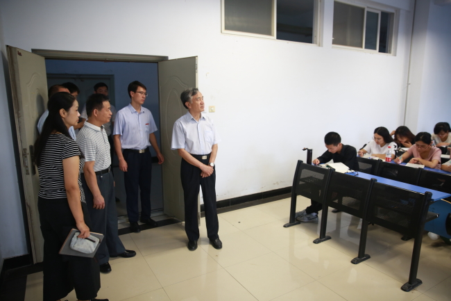 校领导深入一线检查“开学第一课”