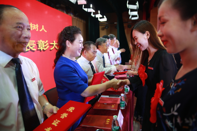 多家重量级媒体关注新联发展：加强文化建设，增进教师福祉