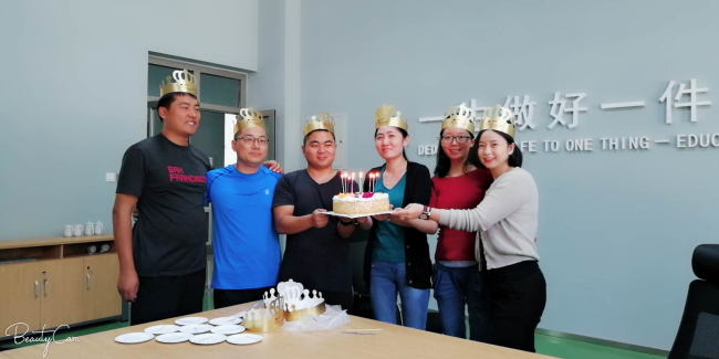 我校公共教学部工会开展教职工生日送祝福活动